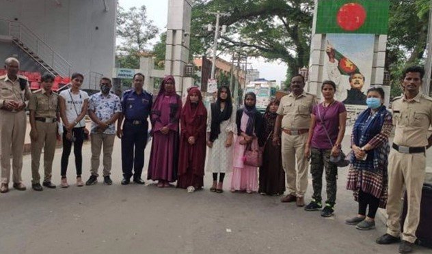 বেনাপোল দিয়ে দেশে ফিরলেন ভারতে পাচার হওয়া পাঁচ নারী বেনাপোল দিয়ে দেশে ফিরলেন ভারতে পাচার হওয়া পাঁচ নারী